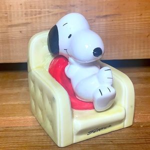VTG -Charles Schulz Snoopy In Chair Ceramic Figure 1966 United Feature Syndicate